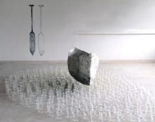 2 Ruder: Zeichnung 186 x 20 cm; Fisch: Drahtgeflecht, Trinkhalme, 37 x 73 x 27 cm 
Boot: Draht, Papier bedruckt mit Länderstempeln, 155 x 75 x 75 cm;
Trinkbecher,Wasser Ø 400 cm