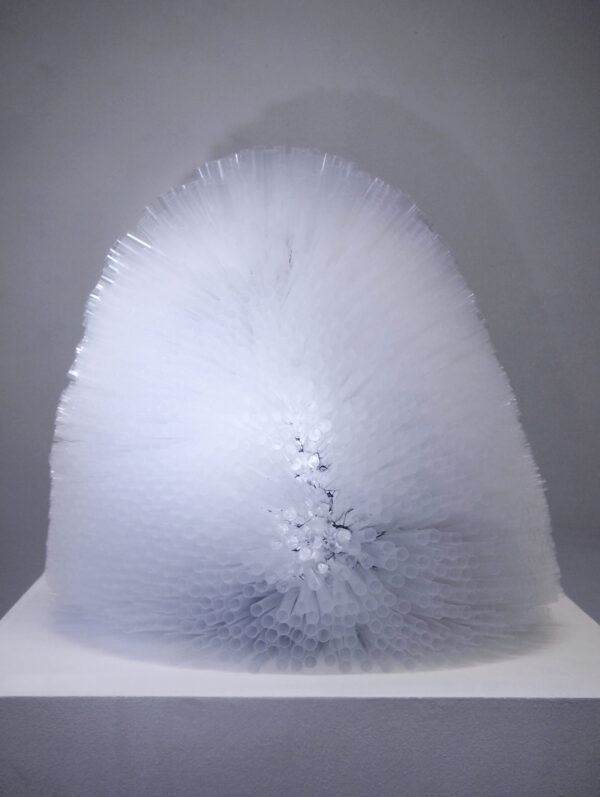 Translucent Mountain, 2017 Draht, Trinkhalme, Alufolie, 32 x Ø 30 cm