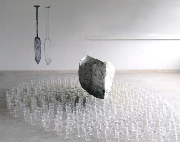 2 Ruder: Zeichnung 186 x 20 cm; Fisch: Drahtgeflecht, Trinkhalme, 37 x 73 x 27 cm 
Boot: Draht, Papier bedruckt mit Länderstempeln, 155 x 75 x 75 cm;
Trinkbecher,Wasser Ø 400 cm