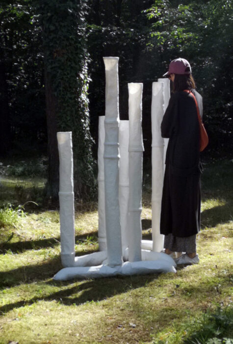 Papier (Abformungen von Wasserrohren), Höhe 117 bis 173 cm, ø 13 cm,  Breite ca.150 cm, Tiefe ca. 170 cm, 5 Teile, Soundinstallation mit Wassergeräuschen